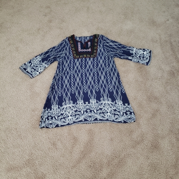 Intricately embroidered chest flowy quarter sleeve - Picture 3 of 9